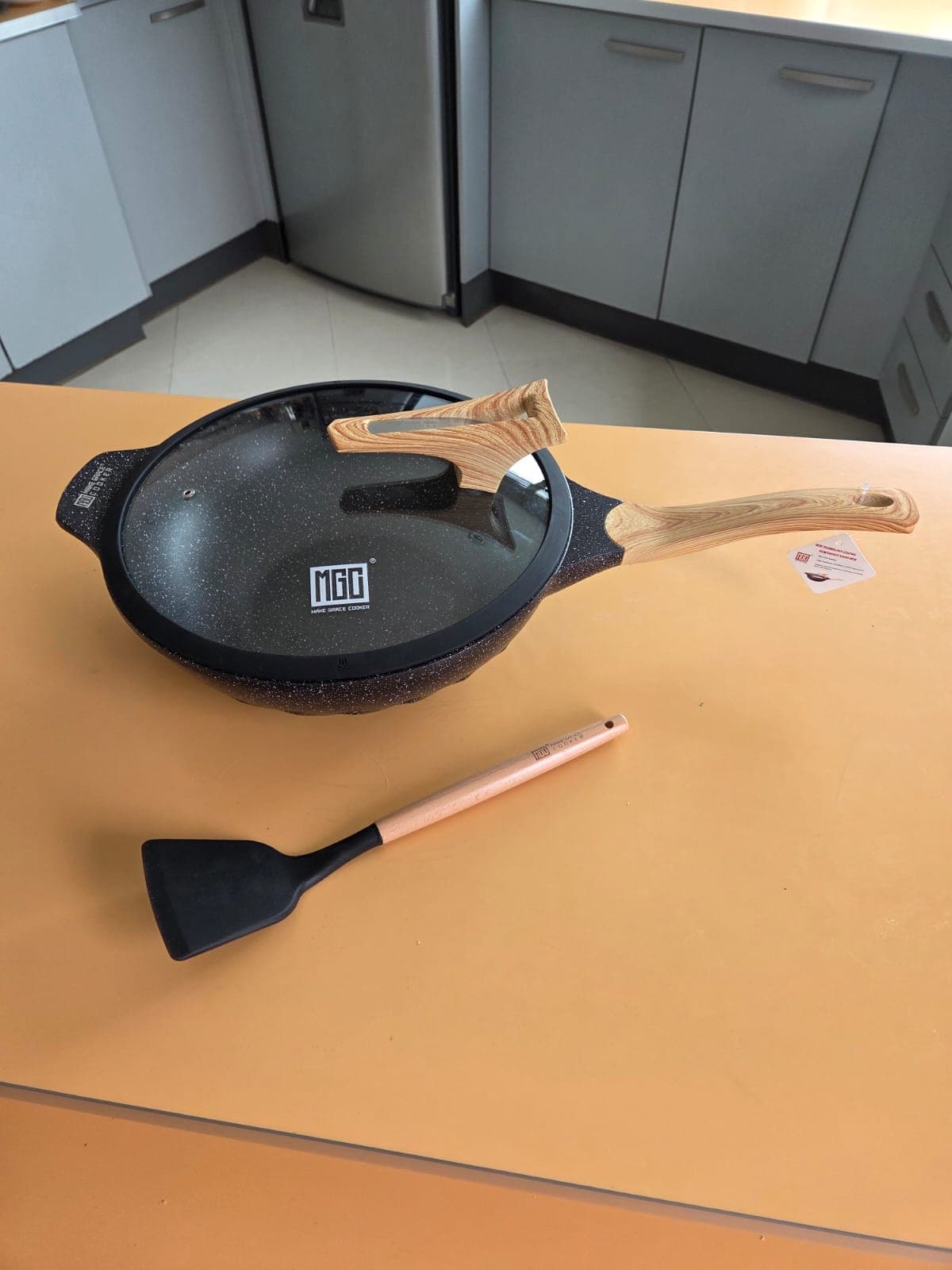 Wok del Juego Negro MGC real con tapa de vidrio, mango de madera y espátula